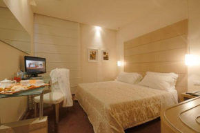  Hotel First  Каленцано